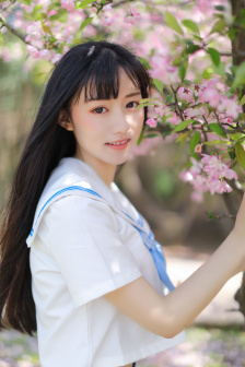 美女露胸